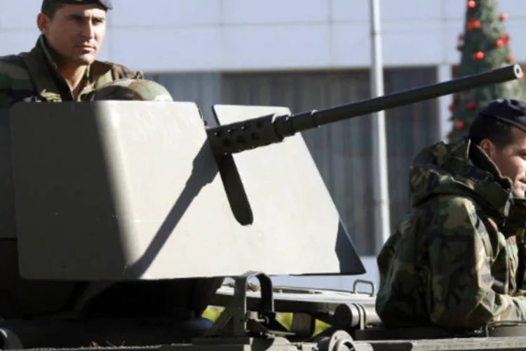 
	Militares no L&iacute;bano: grupo assumiu os ataques realizados na regi&atilde;o, que incluem o recente atentado suicida duplo na embaixada do Ir&atilde; em Beirute em novembro, que deixou 23 mortos
 (Ali Hashisho/Reuters)