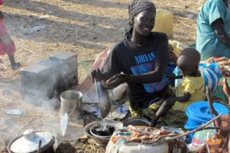 
	Sul-sudaneses desabrigados: dos deslocados, 22 mil est&atilde;o nas bases de Malakal, enquanto em Juba o n&uacute;mero caiu de 17 mil, na semana passada, para oito mil
 (Anna Adhikari/AFP)