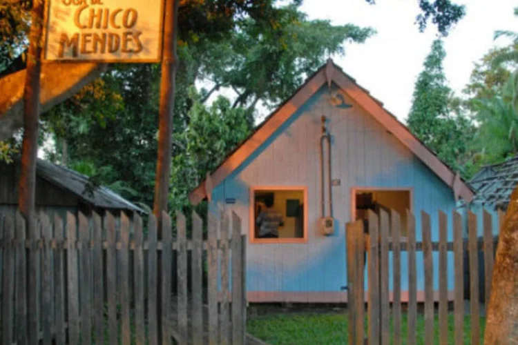 
	Casa de Chico Mendes: Chico Mendes foi assassinado a tiros, no quintal de sua casa, em Xapuri, no Acre, no dia 22 de dezembro de 1988
 (Agência de Notícias do Estado do Acre/Wikimedia Commons/Divulgação)
