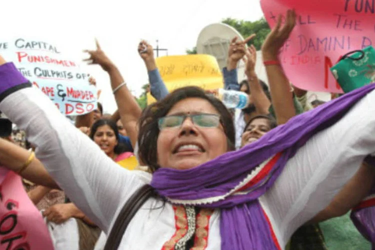 
	Mulheres durante protesto na &Iacute;ndia:&nbsp;menor denunciou que os policiais a abordavam durante seu caminho para o col&eacute;gio e depois a carregavam para um cambur&atilde;o
 (Hindustan Times/Getty Images)