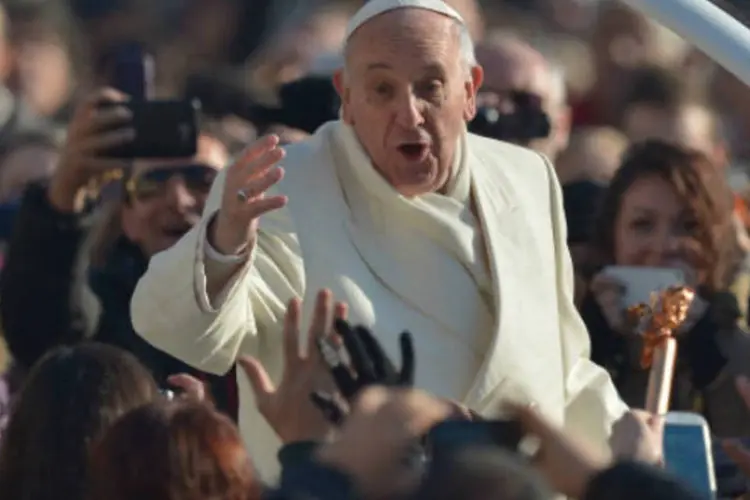 
	Papa Francisco cumprimenta fi&eacute;is: para o primeiro anivers&aacute;rio que o pont&iacute;fice&nbsp;festeja n&atilde;o foram programados atos especiais
 (Getty Images)