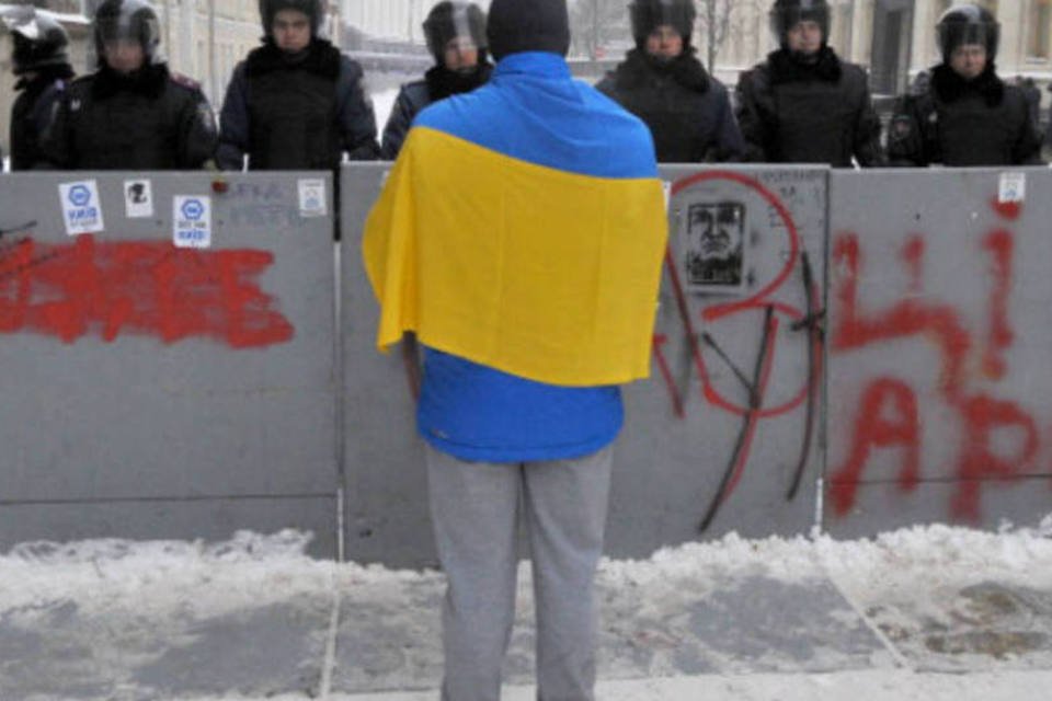 Milhares de partidários de Yanukovich viajam para comício
