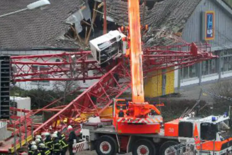 Acidente com guindaste em Bad Homburg, oeste da Alemanha: causas do acidente não são conhecidas (Daniel Roland/AFP)