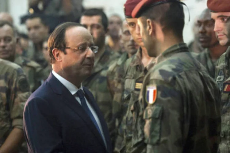 François Hollande, presidente francês, conversa com soldado: "trata-se de salvar vidas em um país onde já não há nem Estado, nem Administração, nem autoridade", disse (Fred Dufour/Pool/Reuters)