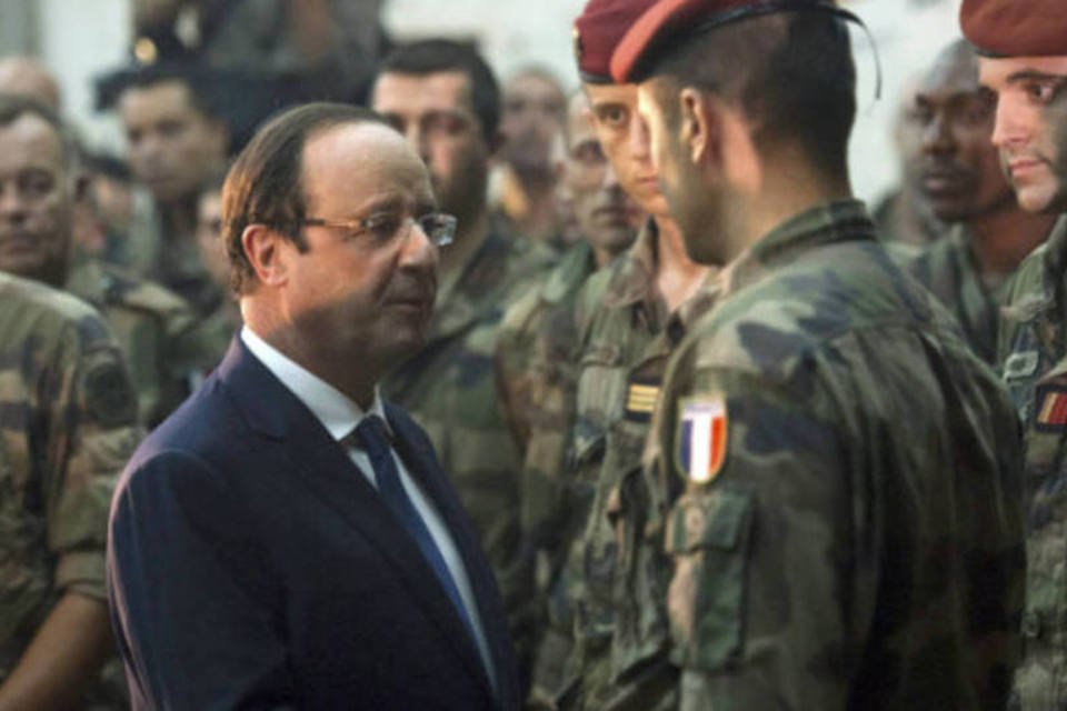 França ficará na RCA até chegada do substituto, diz Hollande