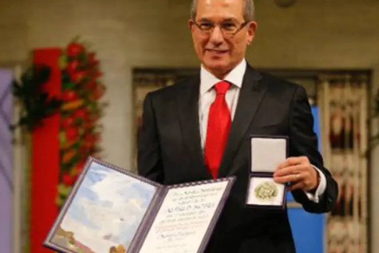 Diretor da OPAQ, Ahmet Uzumcu, posa com a medalha do Nobel: "nós esperamos que até o final de janeiro a destruição tenha começado", disse (Cornelius Poppe/AFP)