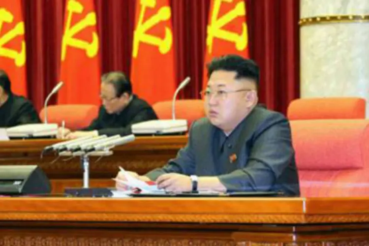 O líder norte-coreano, Kim Jong-Un (c), participa de uma reunião: analista previu que um expurgo como este iria ocorrer, deixando Kim como o centro indiscutível do poder (Rodong Sinmun/AFP)