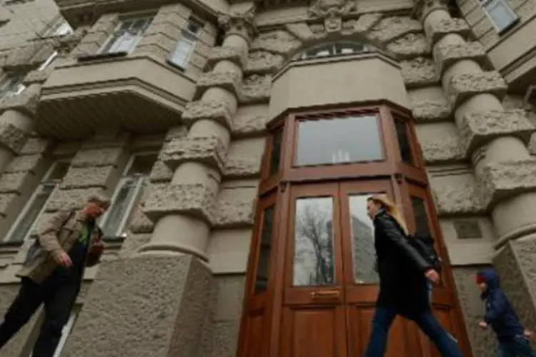 Pessoas passam em frente a prédio onde vive diplomata russo em Moscou: agressão aconteceu em um momento de tensão entre Rússia e Holanda (Kirill Kudryavtsev/AFP)