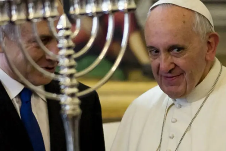 Papa Francisco (d), com Benjamin Netanyahu: ambos analisaram o momento atual na região depois da reabertura das negociações entre israelenses e palestinos (Alessandra Tarantino/Pool/Reuters)