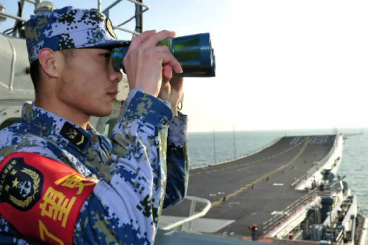 Soldado chinês a bordo do porta-aviões Liaoning: na primeira missão fora de sua base original, o porta-aviões está acompanhado por frota (Xinhua/Hu Kaibing/Reuters)