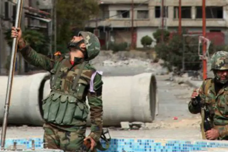 Soldados sírios perto de Damasco: regime deseja chegar em posição de força à conferência de paz Genebra 2  (AFP)