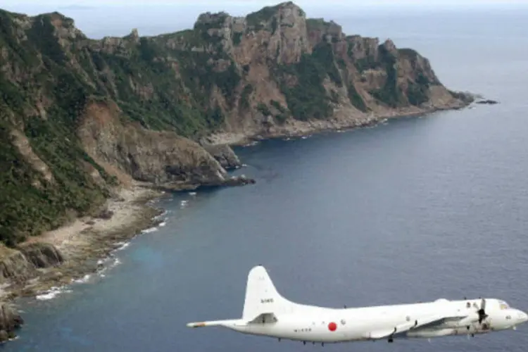 Avião da Marinha japonesa nas ilhas de Senkaku/Diaoyu, disputadas com a China: por enquanto não foi registrada nenhuma reação por parte da China (Kyodo/Files/Reuters)