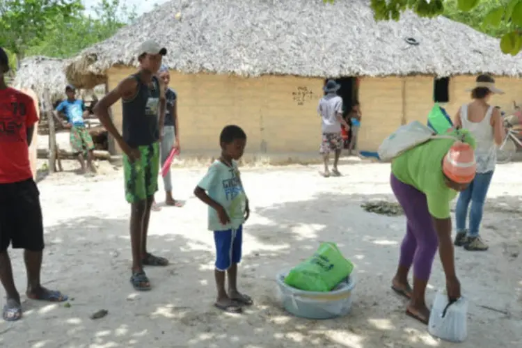 
	Quilombolas: na Comunidade do Kaonge, na Bahia, jovens trocam muitas experi&ecirc;ncias com mais velhos e n&atilde;o t&ecirc;m a menor vontade de deixar h&aacute;bitos e tradi&ccedil;&otilde;es para tr&aacute;s
 (Valter Campanato/Agência Brasil)