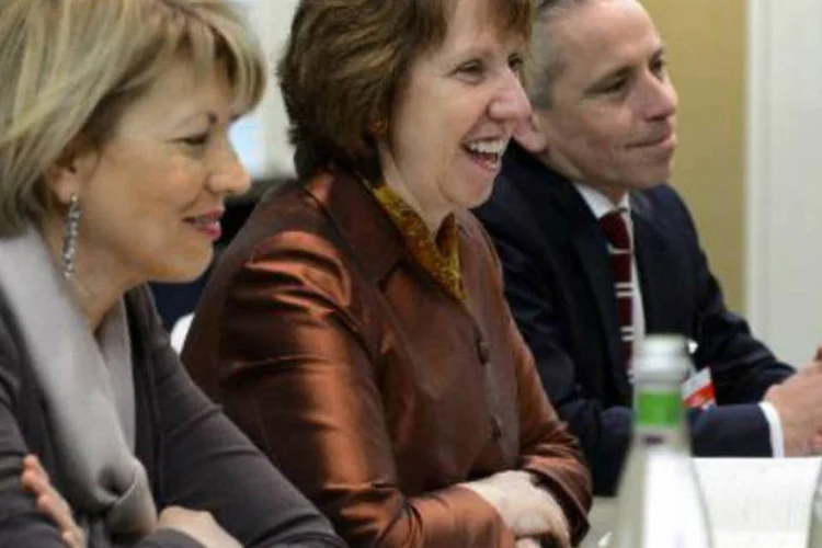 A chefe da diplomacia europeia, Catherine Ashton (c), ao lado de outros membros da sua delegação: "pontos de vista estão mais próximos", disse iraniano (Fabrice Coffrini/AFP)