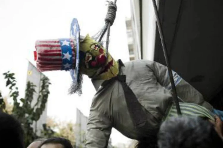 Manifestação em frente à embaixada dos EUA no Irã: dificultar a diplomacia pode deixar o presidente Barack Obama sem opções, segundo Casa Branca (Behrouz Mehri/AFP)