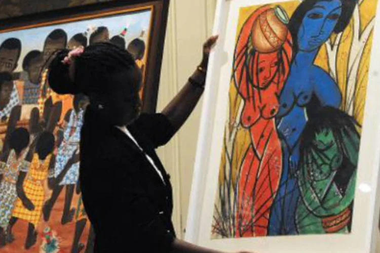 Organizadora do primeiro leilão de arte moderna do leste da África, com quadros: "foi um verdadeiro sucesso. Não posso acreditar", afirmou (Simon Maina/AFP)