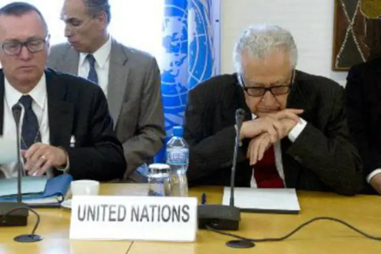 Emissário especial da ONU e da Liga Árabe para a Síria, o argelino Lakhdar Brahimi (2d): reunião se ampliará aos representantes da China, França e Grã-Bretanha (AFP)