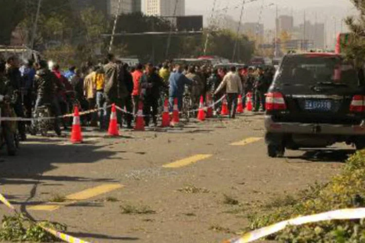 
	Rua &eacute; interditada depois de uma s&eacute;rie de explos&otilde;es na China: segundo as autoridades, o n&iacute;vel de cianeto perto do local das explos&otilde;es &eacute; 356 vezes superior ao limite de toler&acirc;ncia
 (AFP)