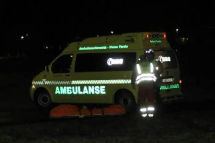 Ambulância é vista no local do ataque no ônibus sequestrado na Noruega: o suspeito deveria ter embarcado, sem escolta, em um voo para outro país (Egil Jorgen Lund/AFP)