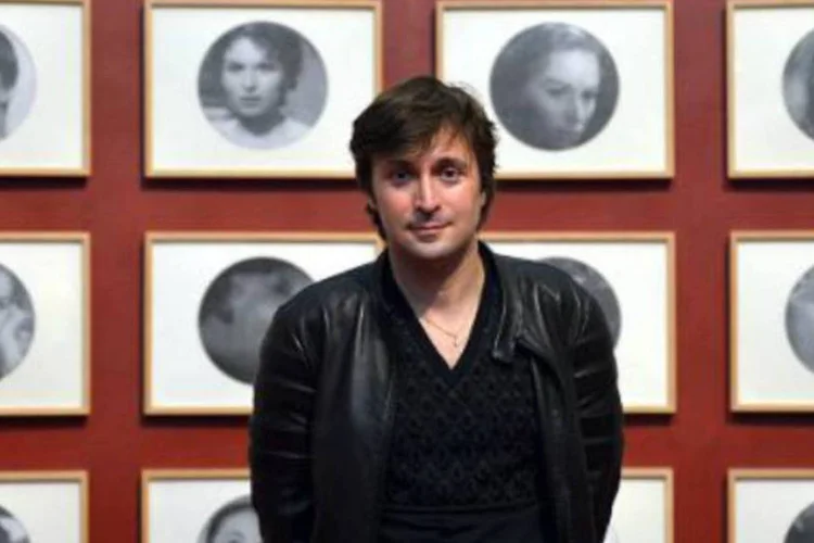 O artista italiano Francesco Vezzoli posa em exposição: contêineres foram embargados pela polícia por tentativa de exportação ilegal de um bem cultural (Gabriel Bouys/AFP)
