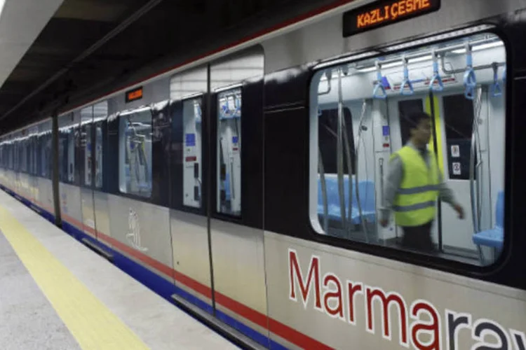 
	Engenheiro dentro do metr&ocirc; Marmaray, que liga &Aacute;sia e Europa pelo Estreito de B&oacute;sforo: trens t&ecirc;m capacidade para transportar at&eacute; um milh&atilde;o de passageiros por dia
 (Murad Sezer/Reuters)