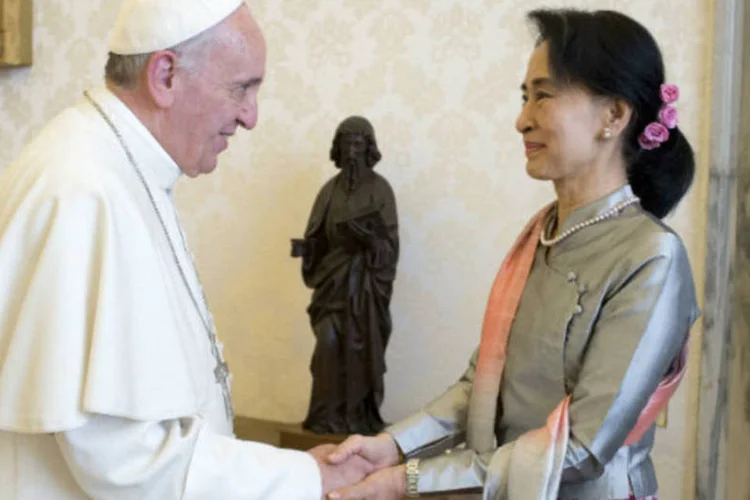 
	Papa Francisco com Aung San Suu Kyi, opositora birmanesa e Nobel da Paz: vencedora do Nobel em 1991 disse que papa falou &quot;que &eacute; preciso dar mais valor ao amor&quot;
 (Osservatore Romano/Reuters)
