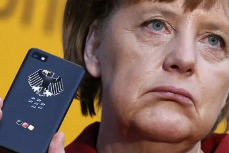 
	Chanceler alem&atilde;, Angela Merkel, com celular: ontem, Merkel falou com o presidente americano, Barack Obama, para exigir-lhe esclarecimentos
 (Fabrizio Bensch/Files/Reuters)