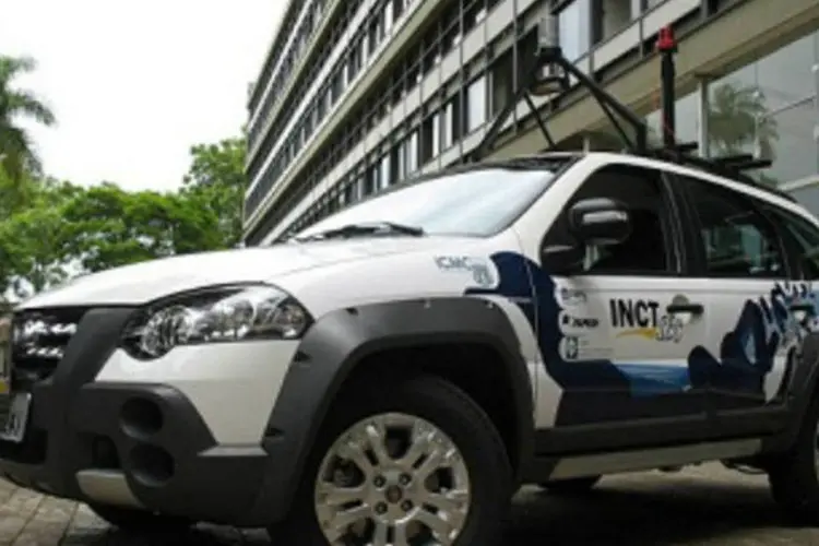 Carro do Instituto Nacional de Ciência e Tecnologia em Sistemas Embarcados Críticos (INCT-SEC): veículo é munido com dois computadores, sensor a laser, câmeras e GPS ((ICMC/USP))