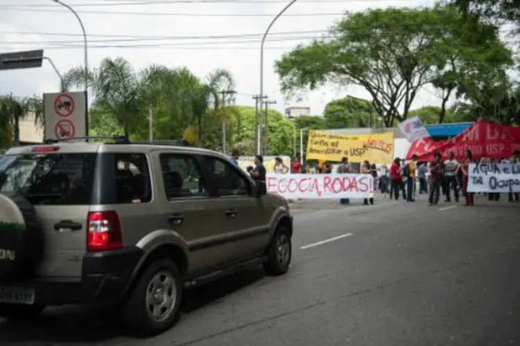 Carro em frente a protesto na USP: embora tenha provocado lentidão no trânsito das imediações, a manifestação foi tranquila no início da manhã (Marcelo Camargo/ABr)