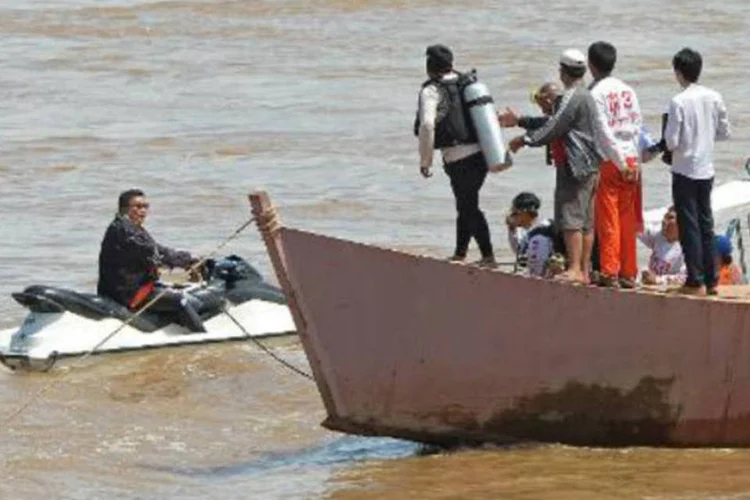 Mergulhadores tailandeses procuram corpos em rio do Laos: "acreditamos que não haverá nenhum sobrevivente", disse diretor de companhia aérea (Pornchai Kittiwongsakul/AFP)
