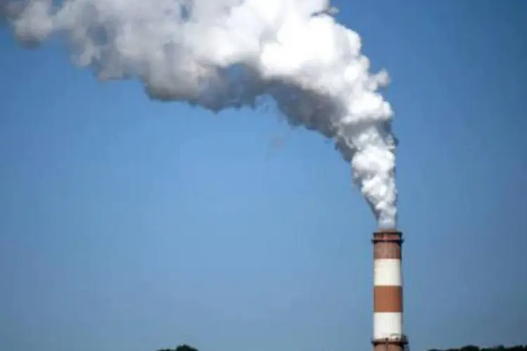 Usina movida a carvão libera fumaça: dados mais recentes mostram que em 2010 mais de 223.000 pessoas morreram de câncer de pulmão relacionado com a poluição do ar (Jeff Swensen/AFP)