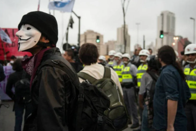 Manifestantes com rostos cobertos durante concentração em São Paulo: 25 integrantes mascarados do movimento Black Bloc iniciaram depredações (Marcelo Camargo/ABr)