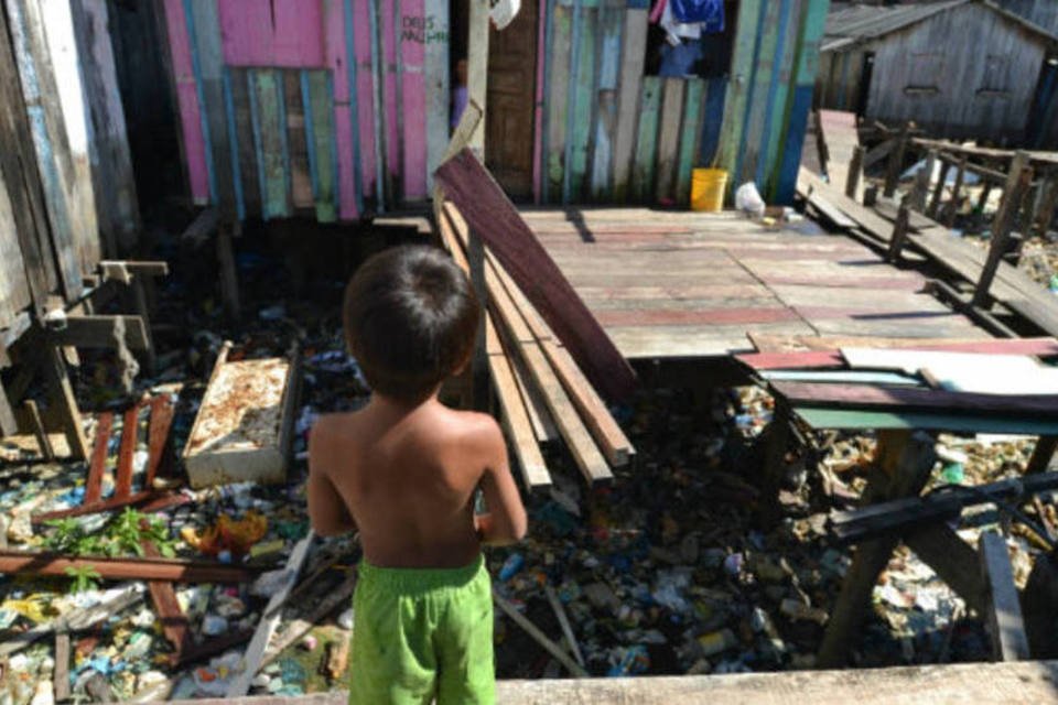 Criança em local sem saneamento (Marcello Casal Jr/Agência Brasil)