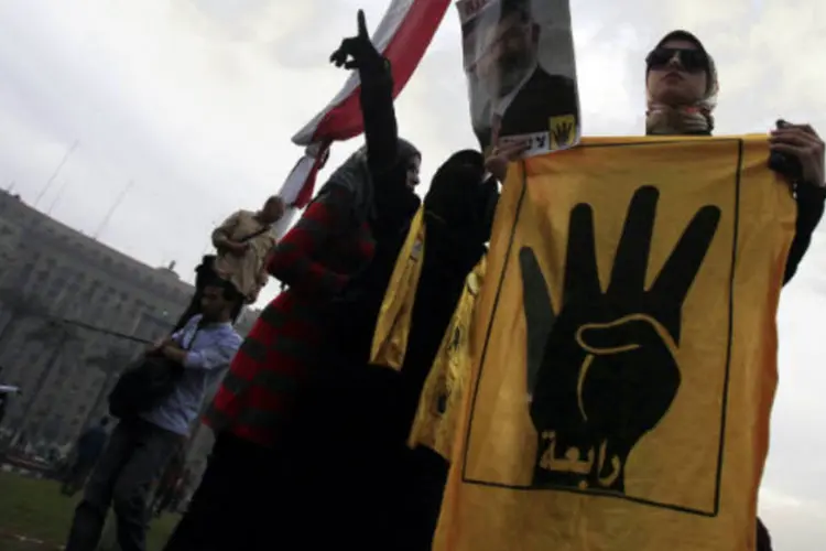 
	Membros da Irmandade Mu&ccedil;ulmana protestam no Egito: em mar&ccedil;o, a Ar&aacute;bia Saudita j&aacute; havia classificado a Irmandade como grupo terrorista
 (Amr Abdallah Dalsh/Reuters)