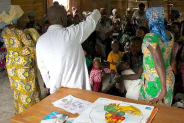 Enfermeiro ensina noções de nutrição para africanos: apesar dos progressos realizados, atualmente 842 milhões de pessoas no mundo sofrem de desnutrição crônica (Marc Jourdier/AFP)