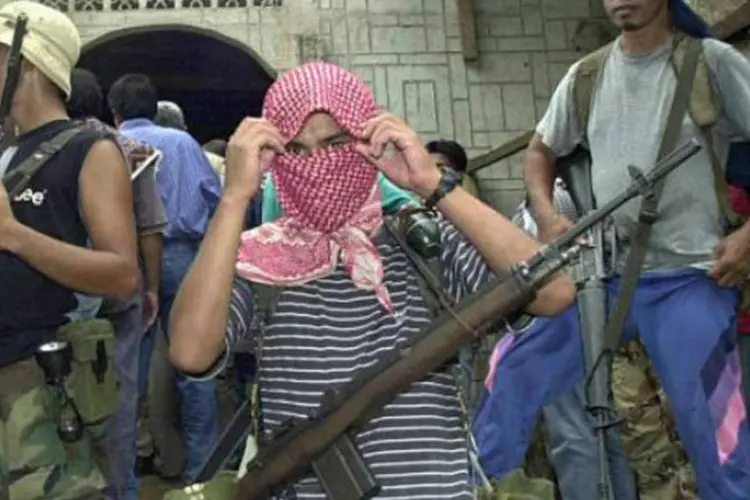 
	Membros do grupo rebelde Abu Sayyaf: casal foi sequestrado no m&ecirc;s de abril
 (Romeo Gacad/AFP/AFP)