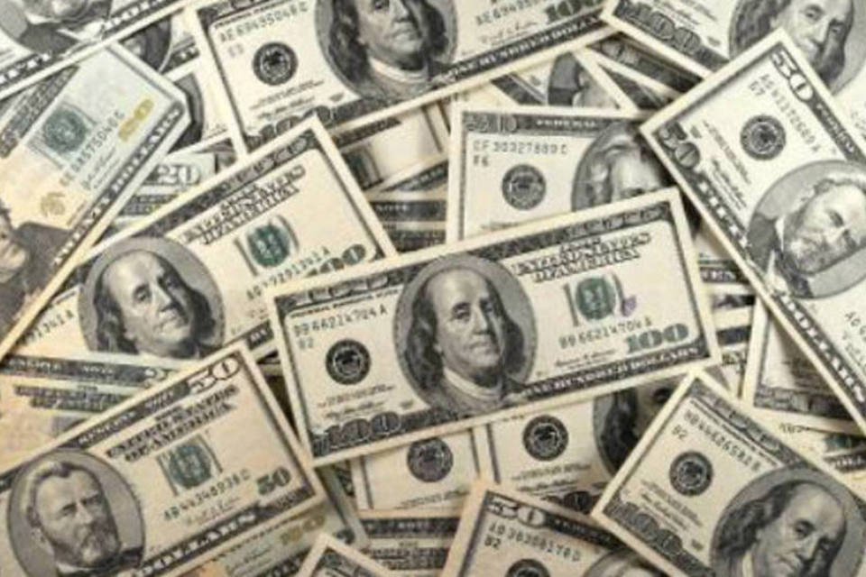 Dólar fecha em forte alta e alcança R$ 2,43