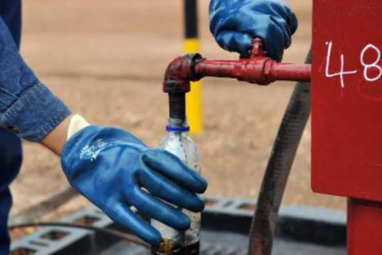
	Petr&oacute;leo: Brent recuava 0,48 d&oacute;lar &agrave;s 10h01, a 101,35 d&oacute;lares por barril
 (Guillermo Legaria/AFP)