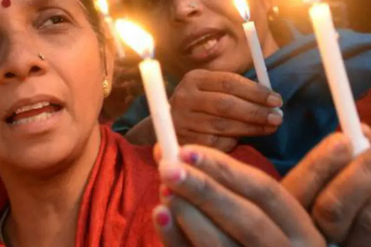 
	Indianas seguram velas em homenagem &agrave; estudante que sofreu estupro coletivo
 (Sajjad Hussain/AFP)