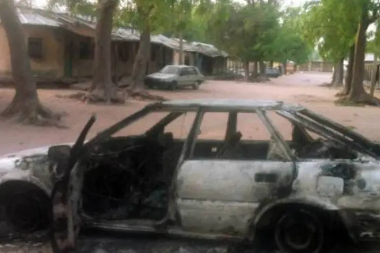 
	Carro queimado pelo Boko Haram: mil&iacute;cia radical se apoderou da cidade
 (AFP)