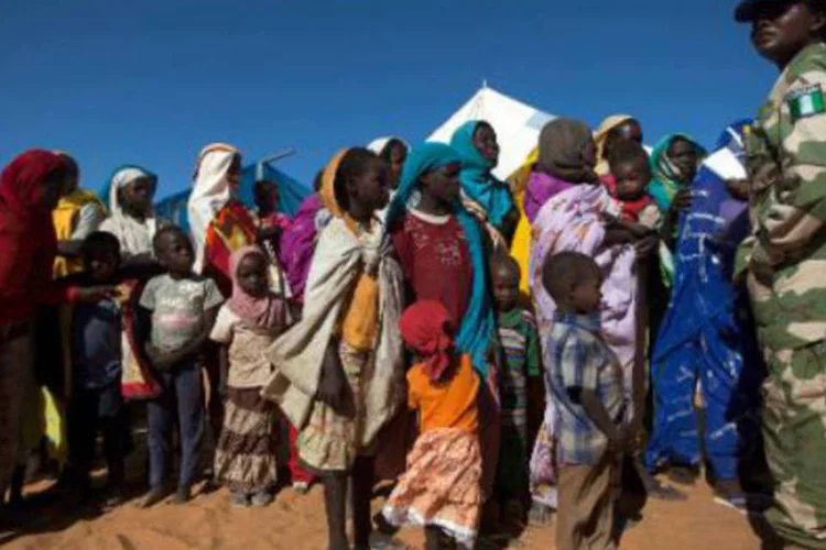 Sodado registra habitantes de Darfur, no Sudão (Albert Gonzalez Farran/AFP/AFP)