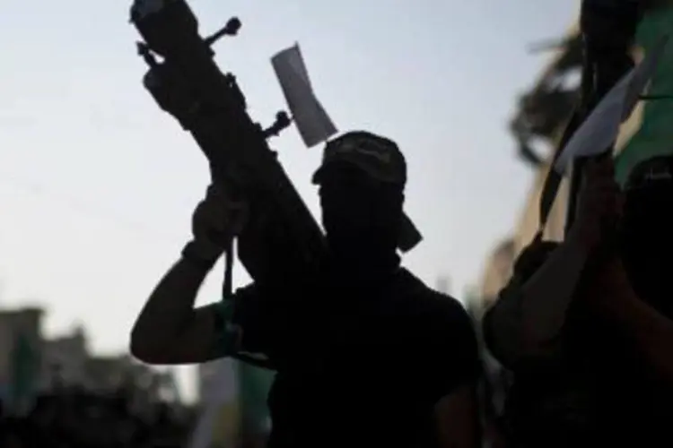 
	Militante do bra&ccedil;o armado do Hamas: ofensiva militar j&aacute; deixou 2.016 palestinos mortos
 (Mahmud Hams/AFP)