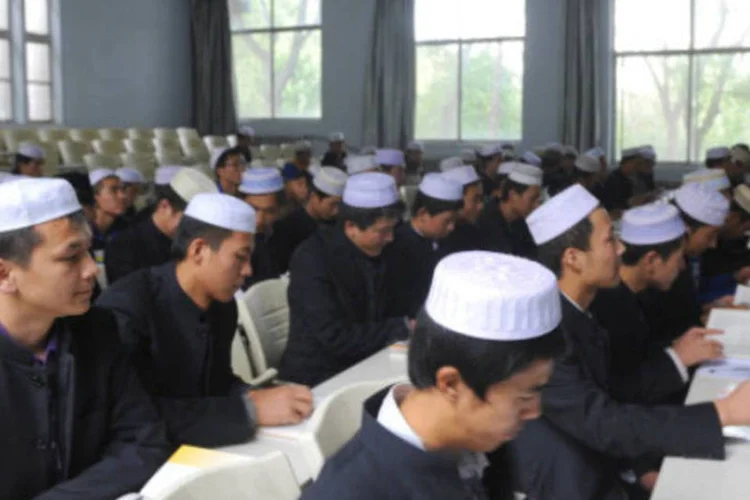 
	Mu&ccedil;ulmanos em mesquita na China: viol&ecirc;ncia causou o maior deslocamento de comunidades religiosas de todos os tempos no ano passado
 (AFP/Getty Images)