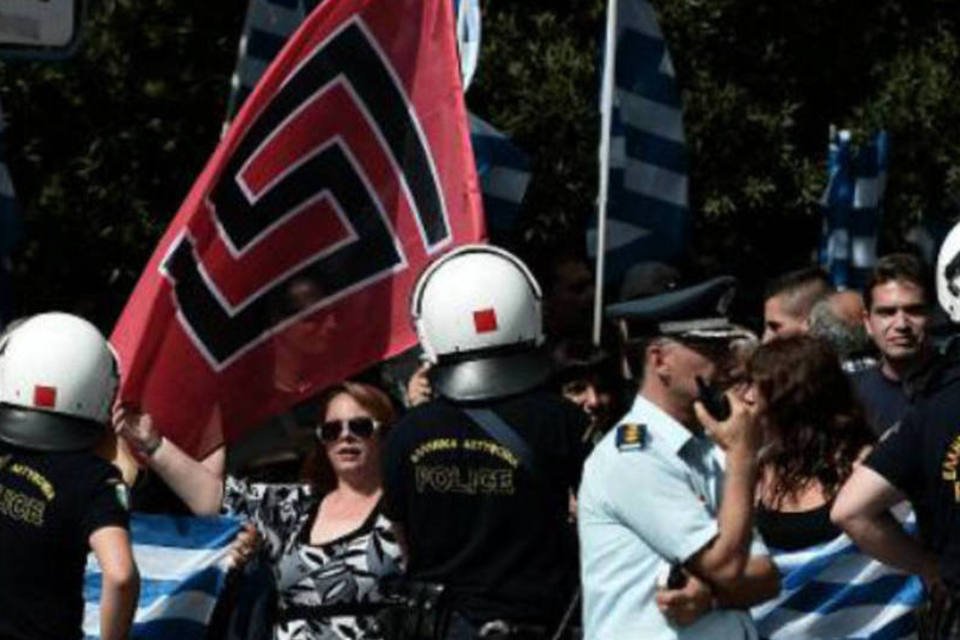 AI revela vínculos entre partido neonazista e polícia grega