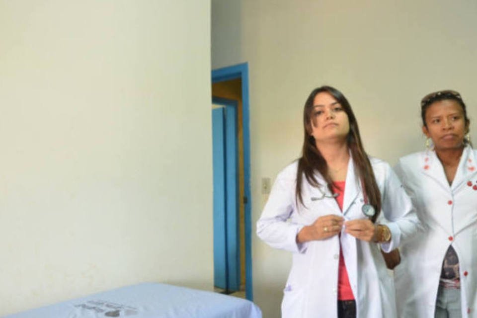 Médicos cubanos não recebem auxílios em Araçatuba (SP)