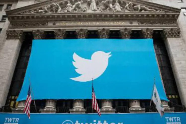 
	Logo do Twitter na Bolsa de Nova York: a empresa disse ontem que o total de ades&otilde;es no primeiro trimestre foi de 255 milh&otilde;es, com o crescimento desacelerando para 25%
 (Andrew Burton/AFP)