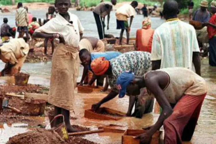 
	Garimpo de diamantes na Costa do Marfim: autoridades destacaram que o Processo de Kimberley reconheceu que o pa&iacute;s cumpriu os requisitos m&iacute;nimos de certifica&ccedil;&atilde;o de diamantes
 (Issouf Sanogo/AFP)