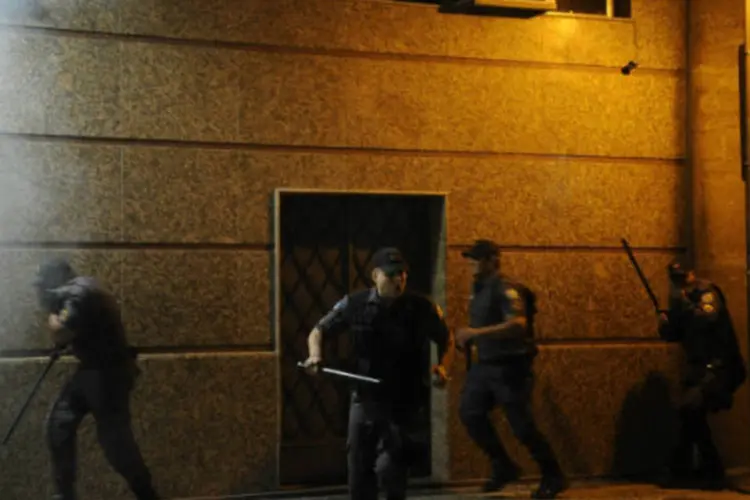 Policiais durante confrontos no Rio de Janeiro: baleado, que não teve a identidade revelada, passa bem (Fernando Frazão/ABr)