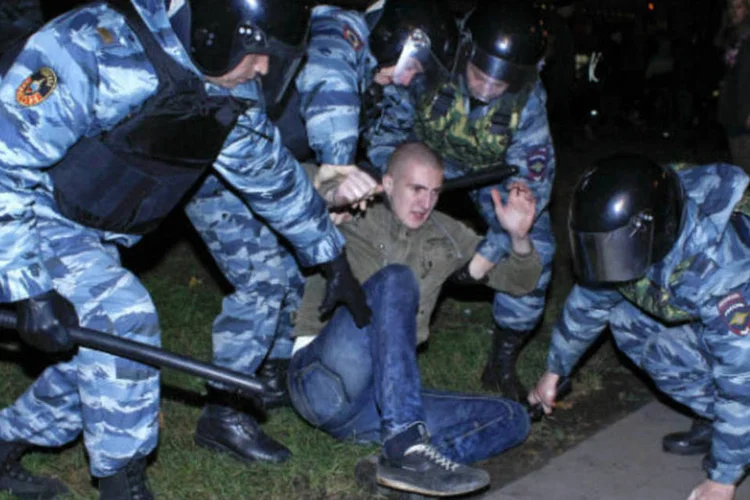 Forças de segurança prendem homem na Rússia, após distúrbios étnicos: entre mil e três mil pessoas foram às ruas para exigir a prisão de assassino (Maxim Shemetov/Reuters)