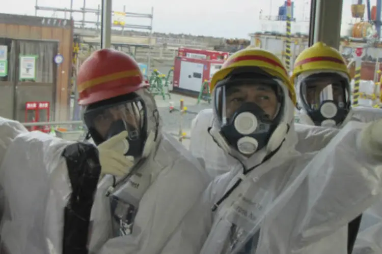 
	Inspetores na central de Fukushima: segundo o texto aprovado, o governo&nbsp;&quot;seguir&aacute; adiante com a reativa&ccedil;&atilde;o das usinas nucleares&quot;&nbsp;do pa&iacute;s&quot;
 (Tokyo Electric Power Co/Handout via Reuters)